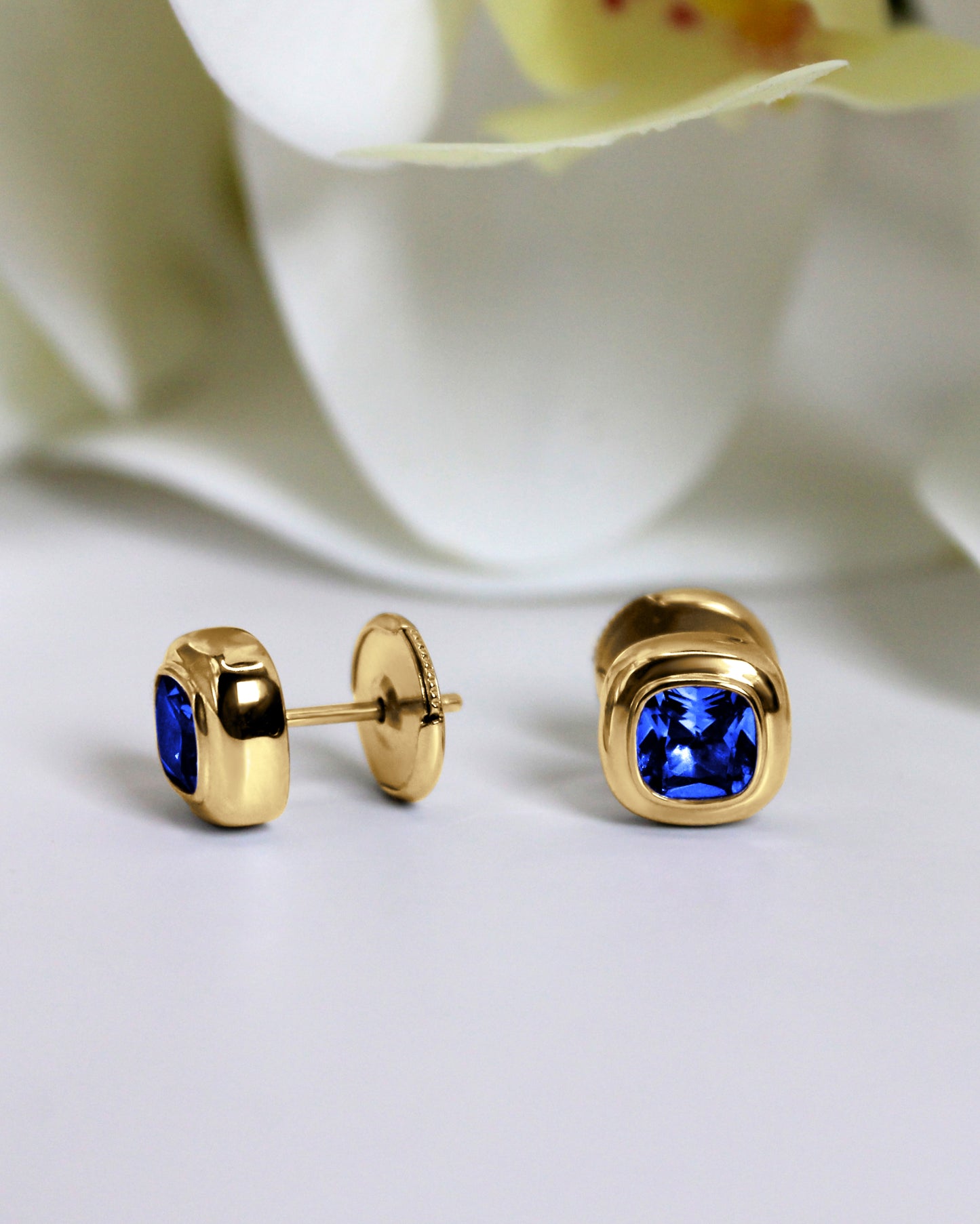 Puff Stud Earrings in 18K Gold