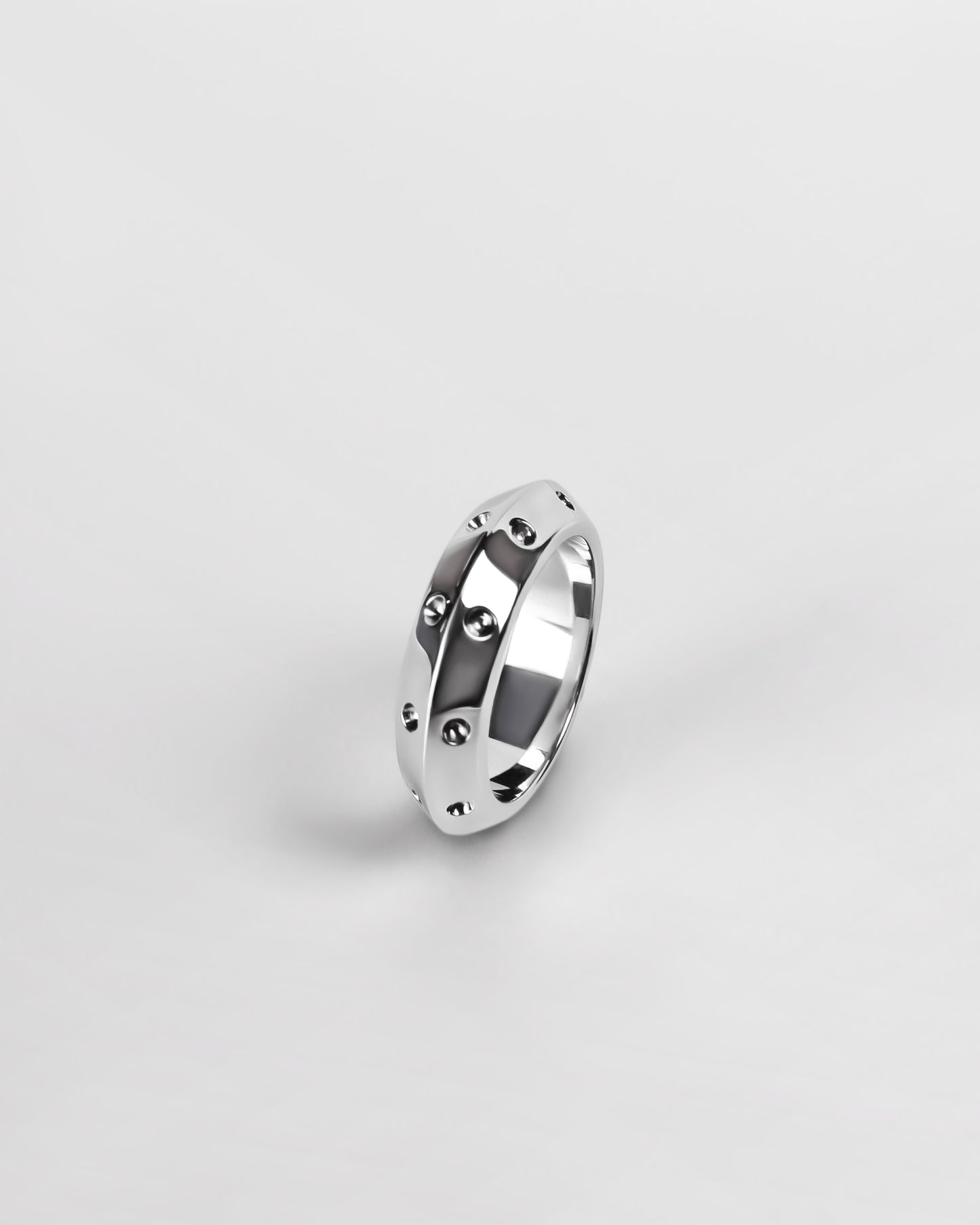 Rivet Ring in 18K Gold